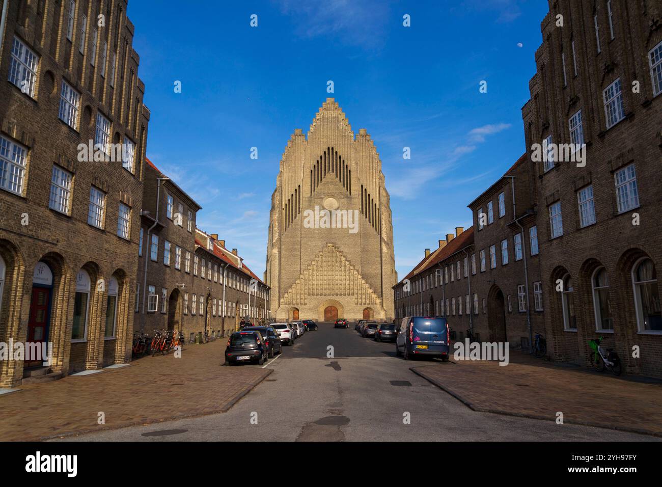 COPENHAGUE, DANEMARK - AVRIL 30 2023 : des gens devant l'église Grundtvigs dans le district de Bispebjerg le 30 avril 2023 à Copenhague, Danemark. Banque D'Images