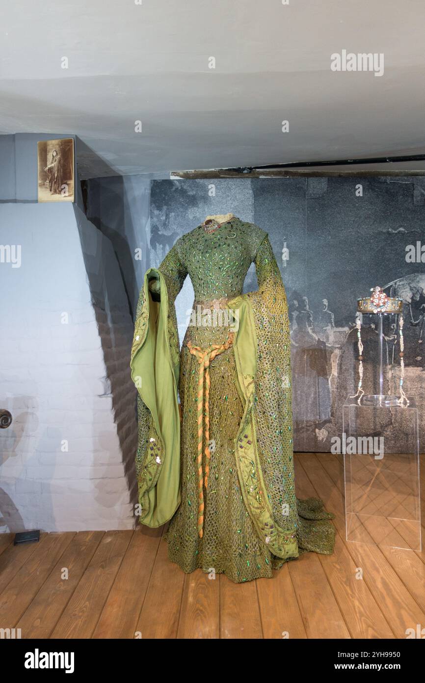 La robe verte d’Ellen Terry’s Beetlewing à Smallhythe place, Tenterden, Kent, royaume-uni Banque D'Images