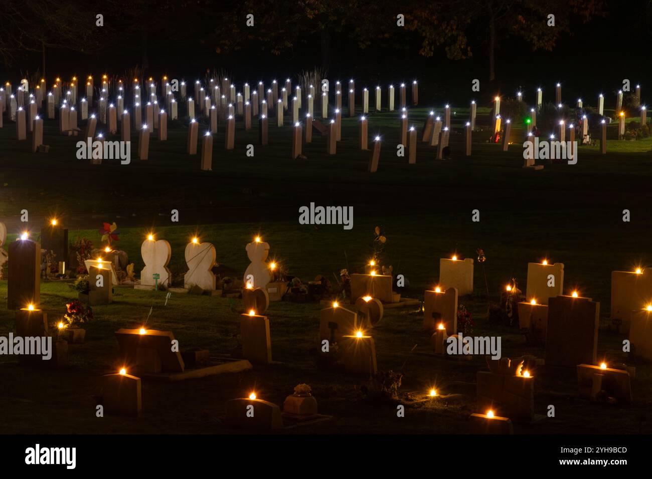 10 novembre 2024. Dimanche du souvenir au cimetière militaire d'Aldershot dans le Hampshire, Angleterre, Royaume-Uni. La cérémonie annuelle de l'éclairage des graves a eu lieu dans la soirée. 692 tombes de la première Guerre mondiale ont été ornées d'une bougie comme un moment de réflexion poignante pour se souvenir et honorer les morts de la guerre, et un court acte de souvenir a été tenu. Banque D'Images