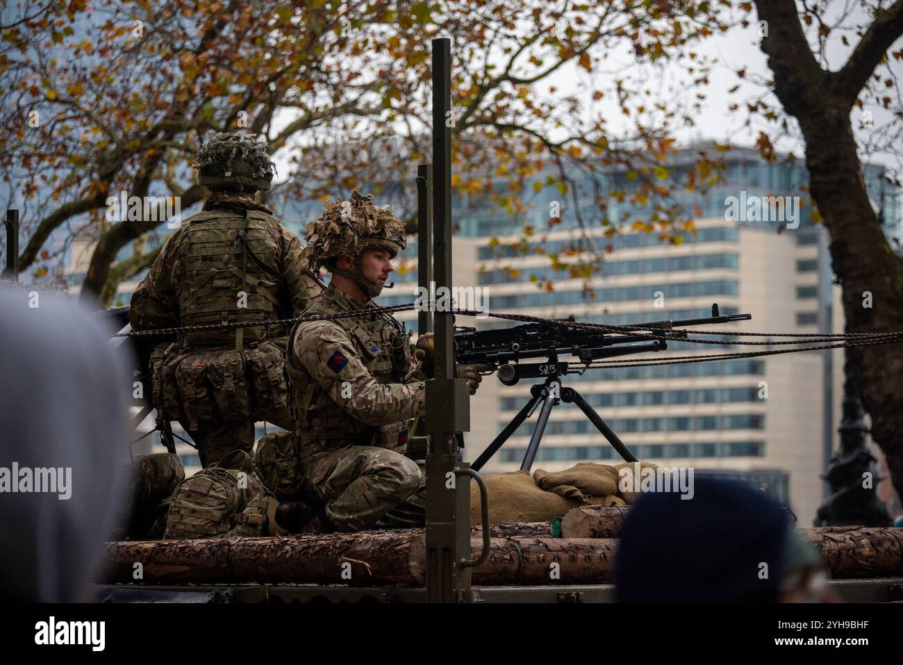 Londres, Royaume-Uni. 09 novembre 2024. Un soldat pose près d'une mitrailleuse à usage général pendant le défilé Lord Mayor's Show. Lord Mayor's Show est la procession civique la plus ancienne, la plus longue et la moins répétée. Elle a commencé au 13ème siècle sous le règne du roi John Lackland. Il a accordé à la City de Londres d'avoir son propre maire. Cette tradition est toujours vivante aujourd'hui après 800 ans. (Photo de Krisztian Elek/SOPA images/SIPA USA) crédit : SIPA USA/Alamy Live News Banque D'Images
