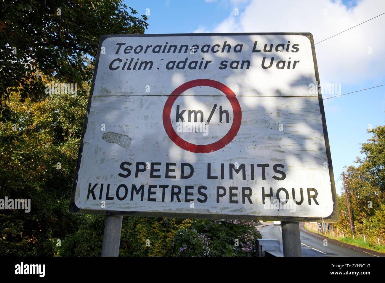 panneau à la frontière irlandaise pour les limites de vitesse en kilomètres par heure comté de donegal, république d'irlande Banque D'Images