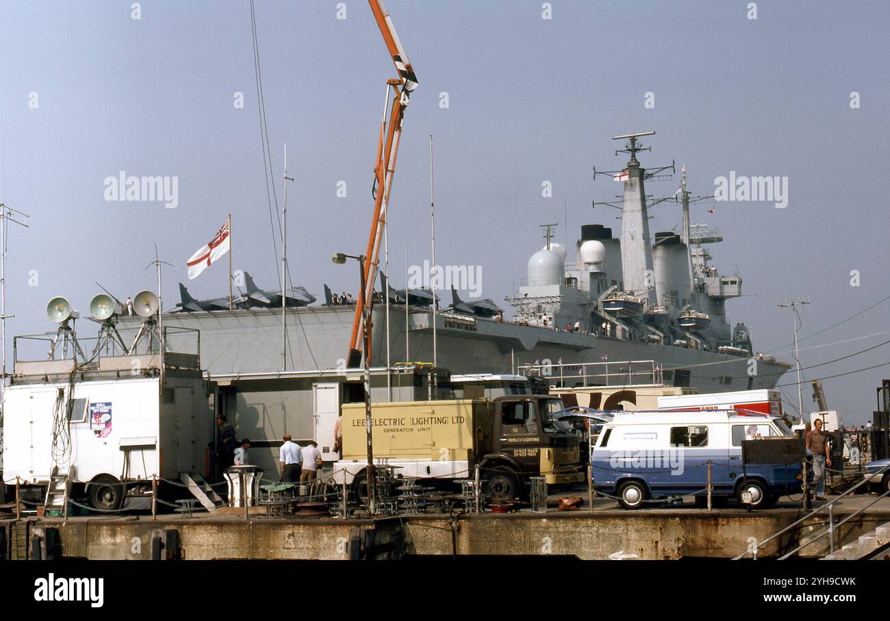 Le HMS Invincible accoste à Portsmouth au retour des Malouines Banque D'Images