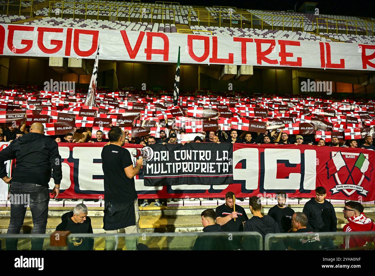 Salerne, Italie. 10 novembre 2024. Les supporters de la SSC Bari lors du match de Serie B opposant l'US Salernitana à la SSC Bari au Stadio Arechi, Salerne, Italie, le 10 novembre 2024. Crédit : Nicola Ianuale/Alamy Live News Banque D'Images