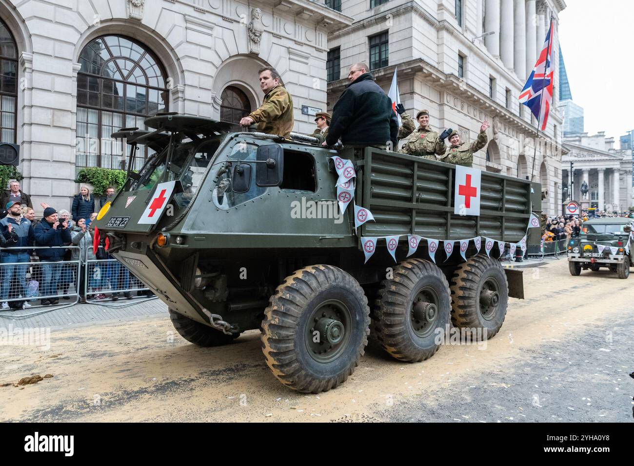 Soins infirmiers de premiers secours Yeomanry (Princess Royal's Volunteer corps) (FANY) (PRVC) au défilé Lord Mayor's Show 2024 dans la ville de Londres, Royaume-Uni. Banque D'Images