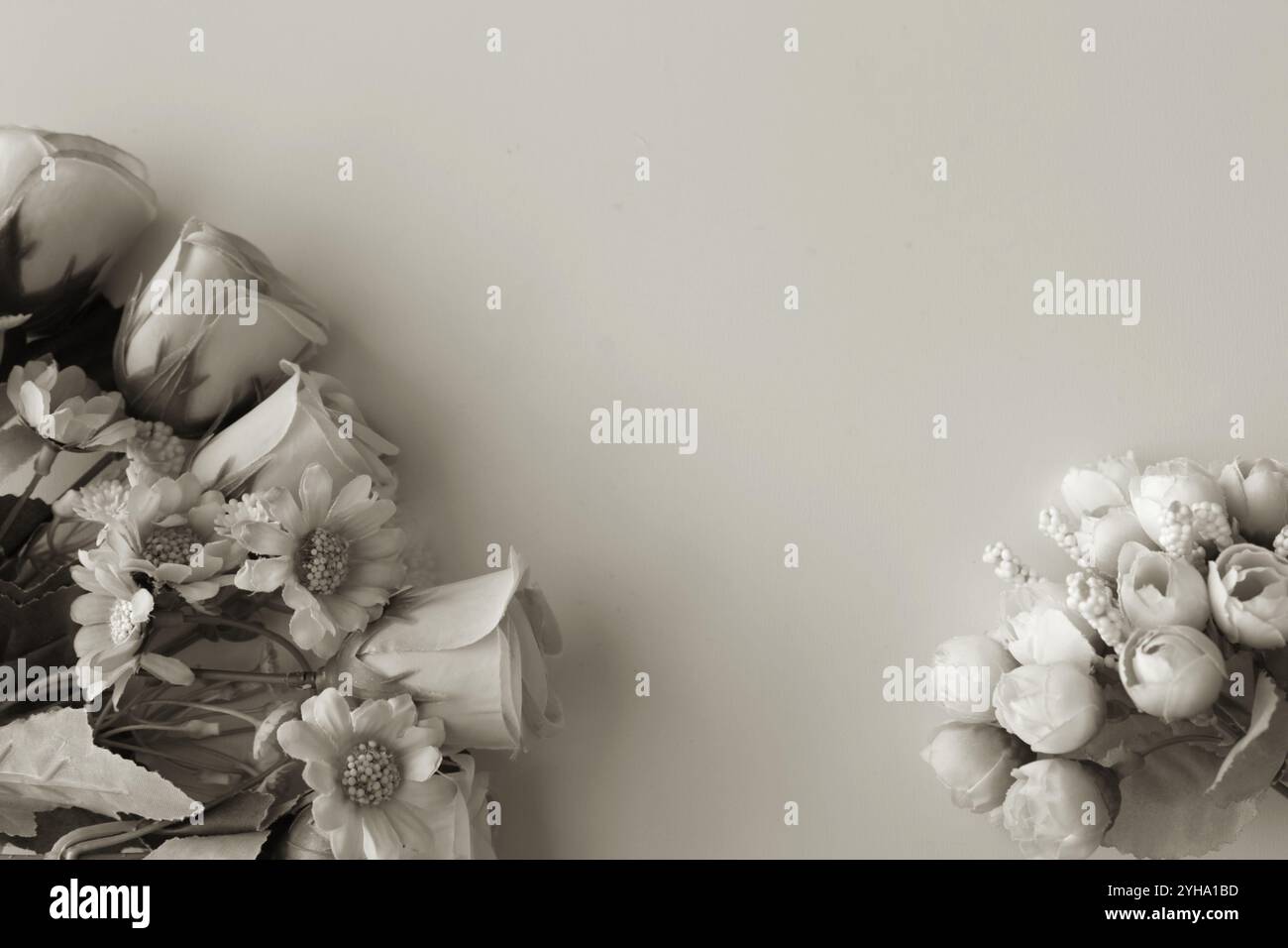Fond floral noir et blanc adapté à la carte d'invitation de cérémonie funéraire. Roses et boutons de rose en échelle de gris. Espace de copie disponible. Banque D'Images