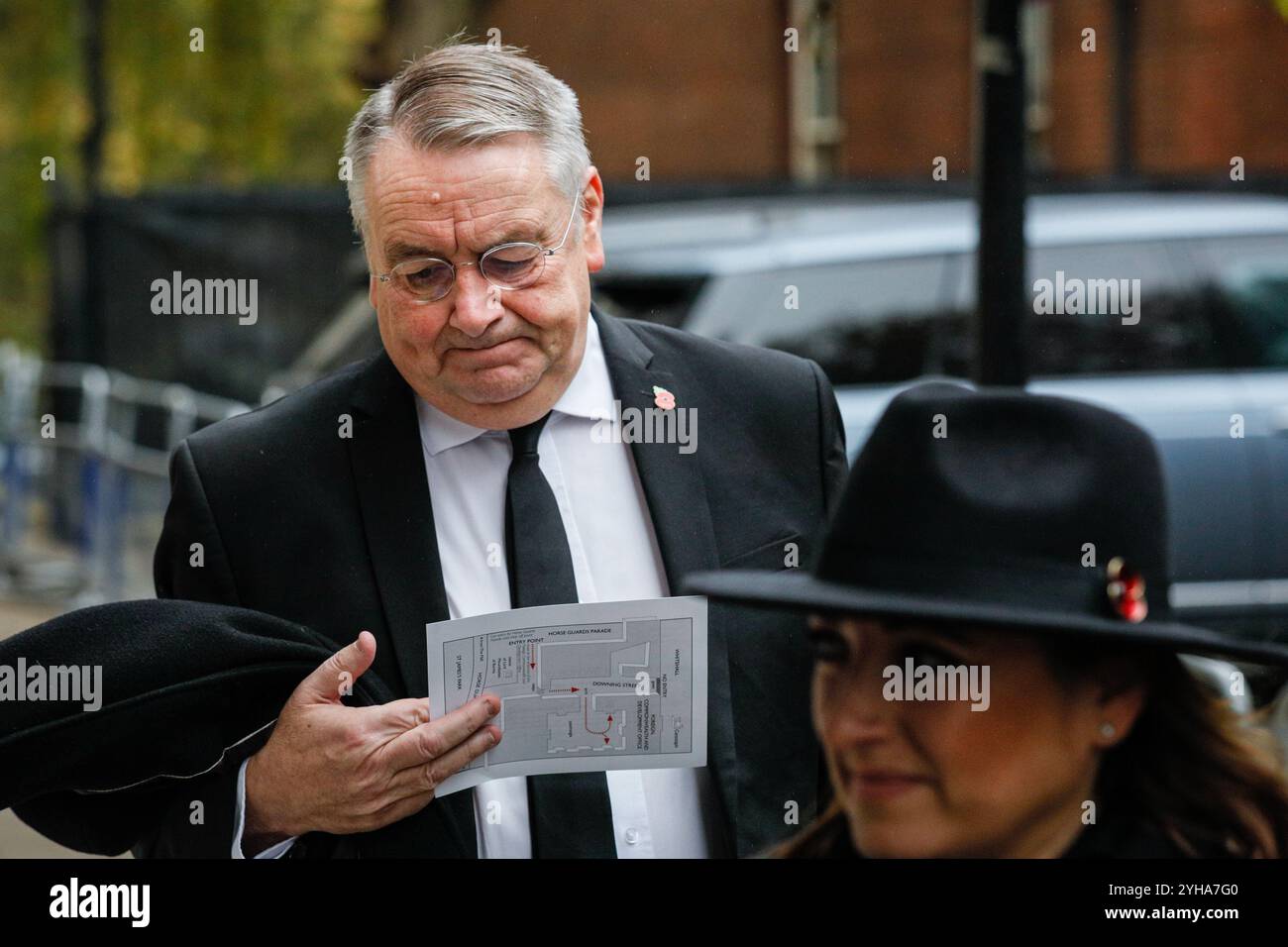 Downing Street, Londres, Royaume-Uni. 10 novembre 2024. Sir Alan Campbell, whip en chef du gouvernement, secrétaire parlementaire au Trésor, député Tynemouth, semble essayer de naviguer sur son chemin à l'aide d'une carte d'orientation. Des politiciens, y compris d'anciens premiers ministres, sont vus marcher dans Downing Street en route pour assister à la cérémonie du dimanche du souvenir à Whitehall à Westminster. Crédit : Imageplotter/Alamy Live News Banque D'Images