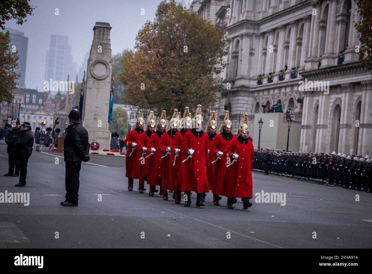 La marche militaire pendant la parade des cénotaphes du jour du souvenir 2024. Le dimanche 10 novembre, le Service national du souvenir a eu lieu au cénotaphe de Whitehall, à Londres. À partir de 11h, le service commémorait la contribution des militaires et civils britanniques et du Commonwealth, hommes et femmes impliqués dans les deux guerres mondiales et les conflits ultérieurs. Banque D'Images