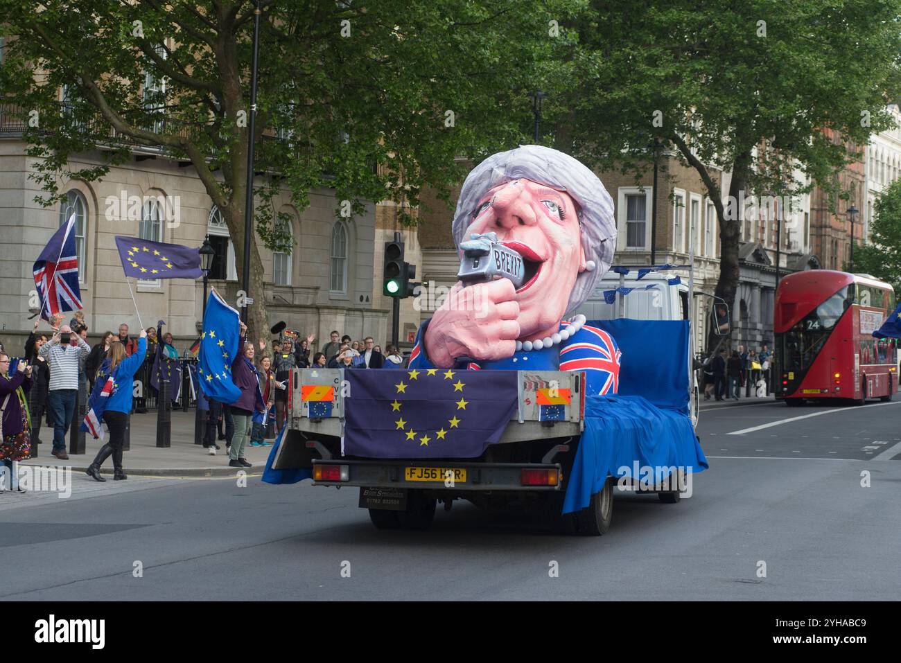 Londres, Royaume-Uni - 10 mai 2017 - le flotteur anti-Brexit Theresa May (fabriqué par le sculpteur Jaques Tilly) passe devant le groupe de protestation #No10 Vigil à Whitehall, en face de Downing Street, alors qu'il fait le tour de Westminster dans le centre de Londres. Banque D'Images