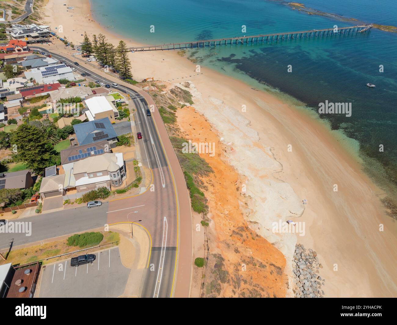 Vue aérienne de falaises érodées sous une esplanade côtière à Port Noarlunga en Australie méridionale Banque D'Images