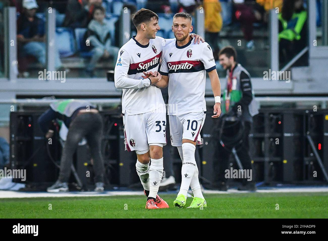 Rome, Italie. 10 novembre 2024. Jesper Karlsson de Bologne célèbre son but avec Juan MIRANDA de Bologne lors du championnat italien Serie A match de football entre L'AS Roma et le Bologna FC le 10 novembre 2024 au Stadio Olimpico à Rome, Italie - photo Matthieu Mirville (M Insabato)/DPPI crédit : DPPI Media/Alamy Live News Banque D'Images