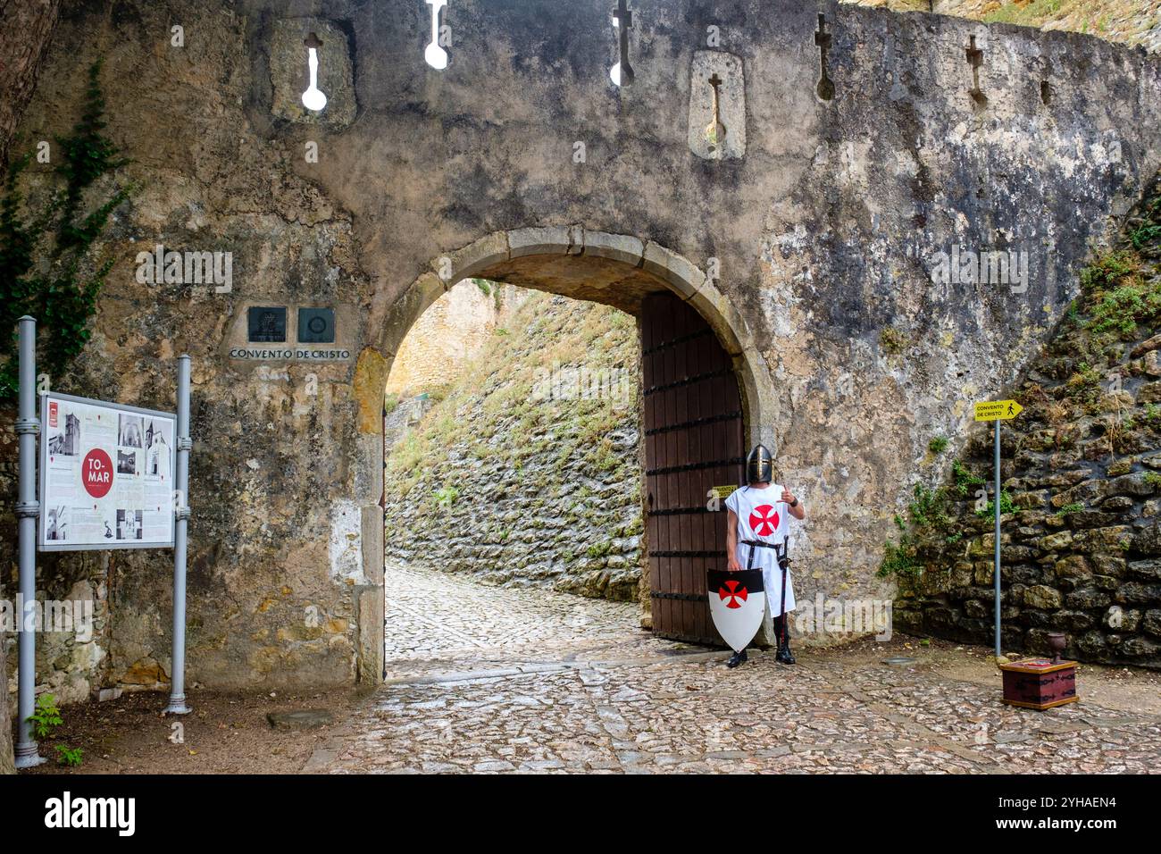 Reconstituteur habillé en Templier, entrée du château et couvent des Chevaliers de l'ordre du Christ, Convento de Cristo, Tomar, Portugal Banque D'Images
