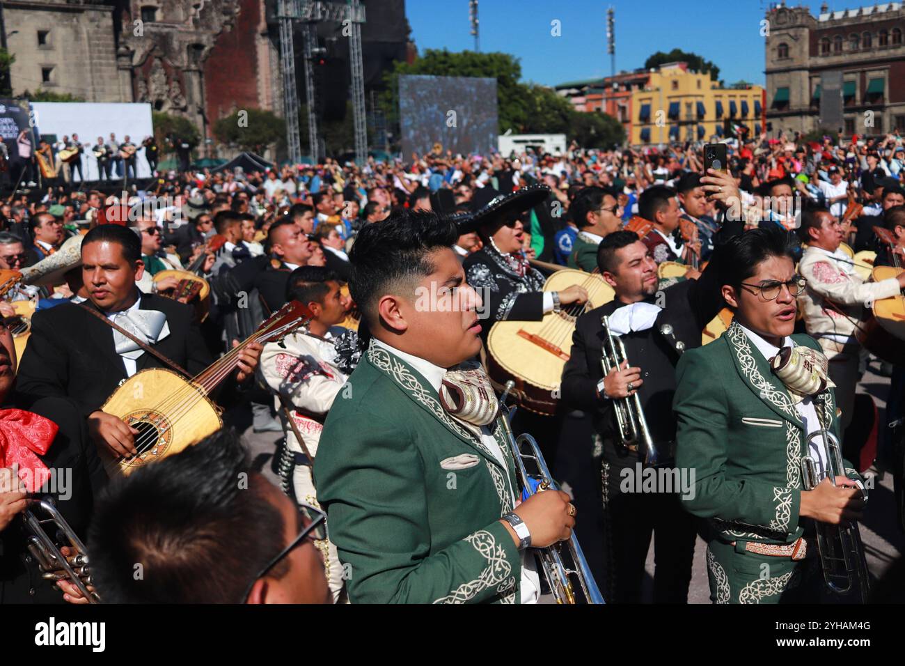 Mexico, Mexique. 10 novembre 2024. Une centaine de mariachis participent au record du monde de Mariachi dans le cadre de la clôture du premier Congrès mondial de Mariachi. 1 122 Mariachis bat le record du monde Guinness en interprétant la chanson mexicaine populaire « Cielito Lindo » en même temps sur la place principale Zocalo. Le 10 novembre 2024 à Mexico, Mexique. (Photo de Carlos Santiago/ crédit : Eyepix Group/Alamy Live News Banque D'Images