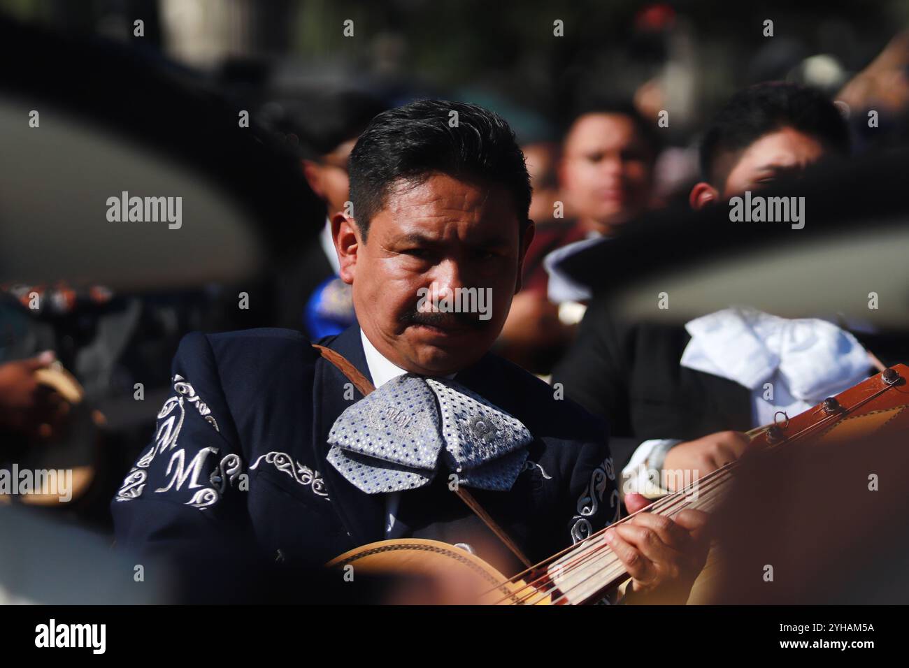 Mexico, Mexique. 10 novembre 2024. Une centaine de mariachis participent au record du monde de Mariachi dans le cadre de la clôture du premier Congrès mondial de Mariachi. 1 122 Mariachis bat le record du monde Guinness en interprétant la chanson mexicaine populaire « Cielito Lindo » en même temps sur la place principale Zocalo. Le 10 novembre 2024 à Mexico, Mexique. (Photo de Carlos Santiago/ crédit : Eyepix Group/Alamy Live News Banque D'Images