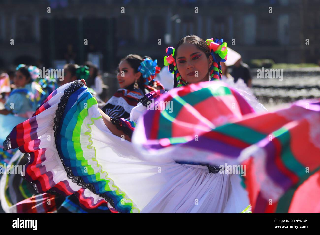 Mexico, Mexique. 10 novembre 2024. Une centaine de mariachis participent au record du monde de Mariachi dans le cadre de la clôture du premier Congrès mondial de Mariachi. 1 122 Mariachis bat le record du monde Guinness en interprétant la chanson mexicaine populaire « Cielito Lindo » en même temps sur la place principale Zocalo. Le 10 novembre 2024 à Mexico, Mexique. (Photo de Carlos Santiago/ crédit : Eyepix Group/Alamy Live News Banque D'Images