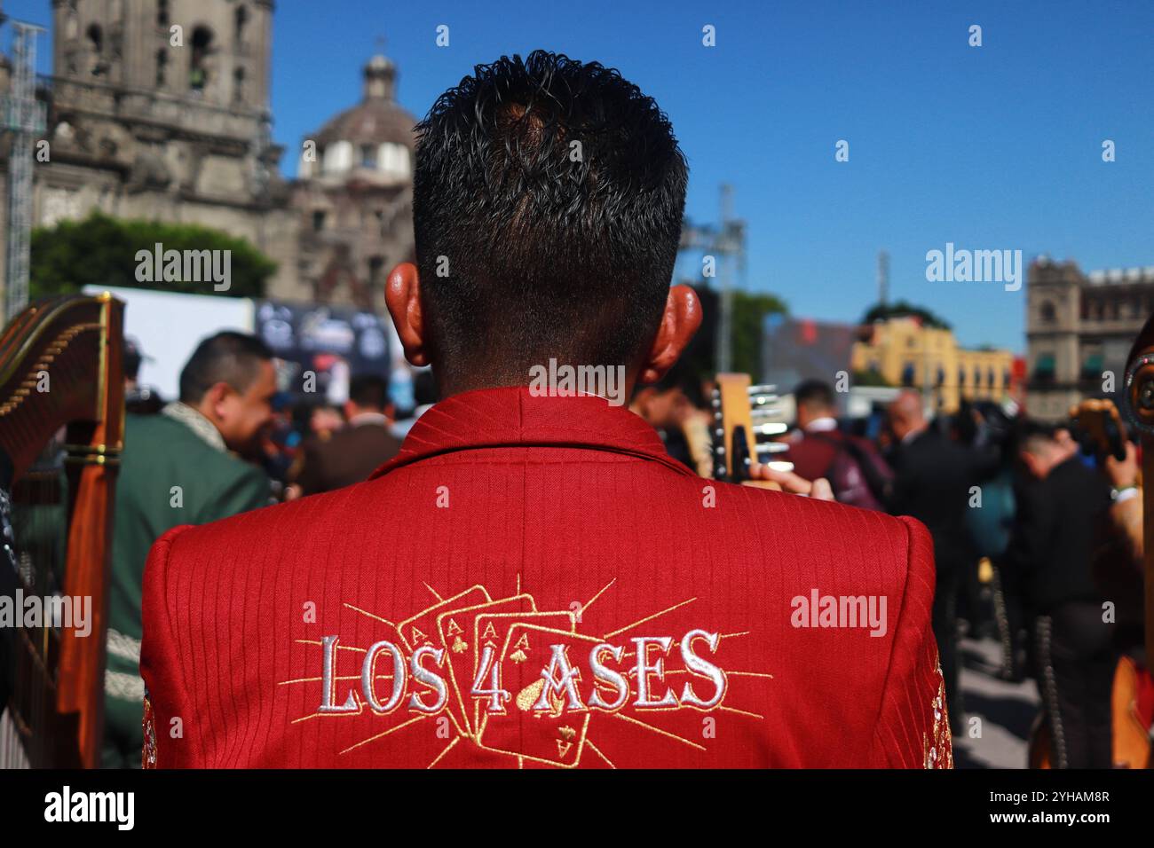 Mexico, Mexique. 10 novembre 2024. Une centaine de mariachis participent au record du monde de Mariachi dans le cadre de la clôture du premier Congrès mondial de Mariachi. 1 122 Mariachis bat le record du monde Guinness en interprétant la chanson mexicaine populaire « Cielito Lindo » en même temps sur la place principale Zocalo. Le 10 novembre 2024 à Mexico, Mexique. (Photo de Carlos Santiago/ crédit : Eyepix Group/Alamy Live News Banque D'Images