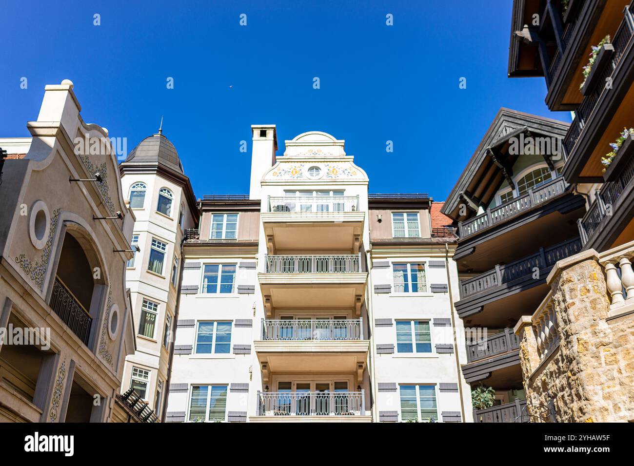 Vail, Colorado station de ski ville de Lionshead montagne village Street en été avec l'architecture moderne de l'hôtel Lodge Banque D'Images