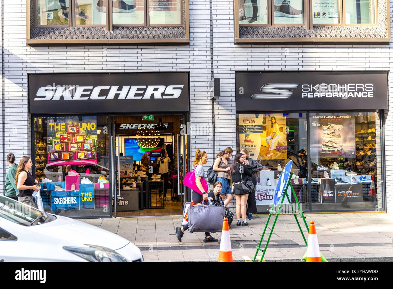 Londres, Royaume-Uni- 19 septembre 2024 : magasin Skechers chaussures bottes sneaker trainer sur Oxford Street. Banque D'Images