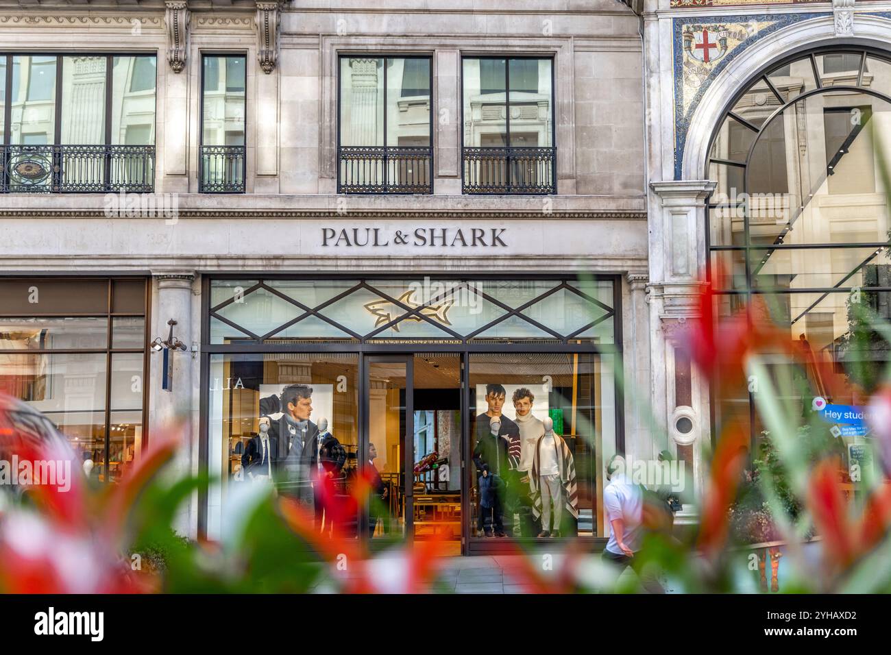 Londres, Royaume-Uni- 19 septembre 2024 : Paul et Shark. Devanture de mode de luxe avec Floral Foreground Urban Retail Elegance. Banque D'Images