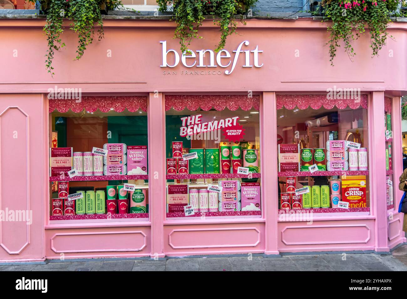 Londres, Royaume-Uni- 19 septembre 2024 : Benefit San Francisco Cosmetics Boutique. Façade élégante Urban Beauty Shop. Banque D'Images