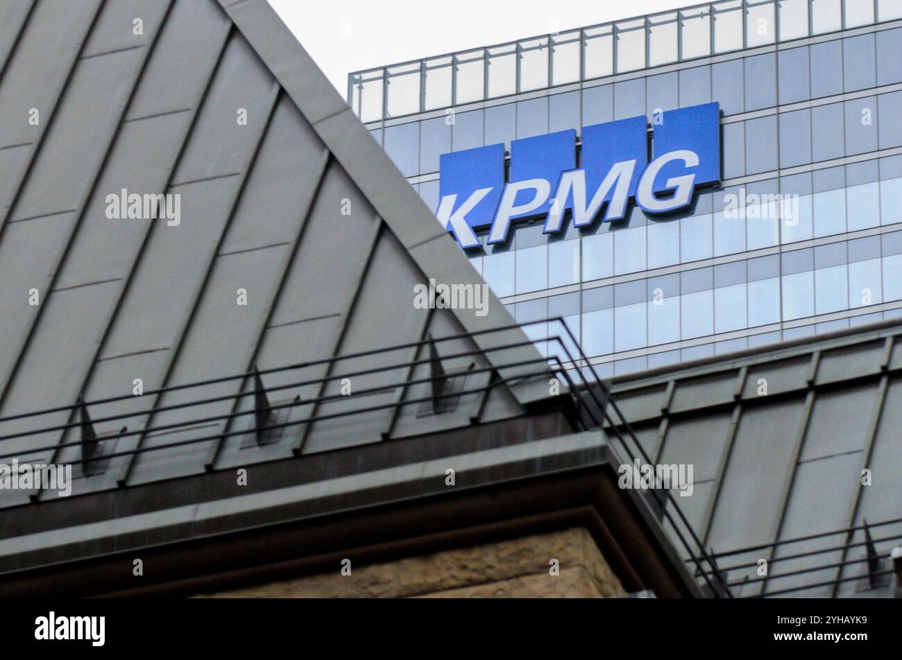 Toronto, ON, Canada -5 juin 2024 : vue au panneau KPMG. KPMG est un réseau multinational de services professionnels Banque D'Images