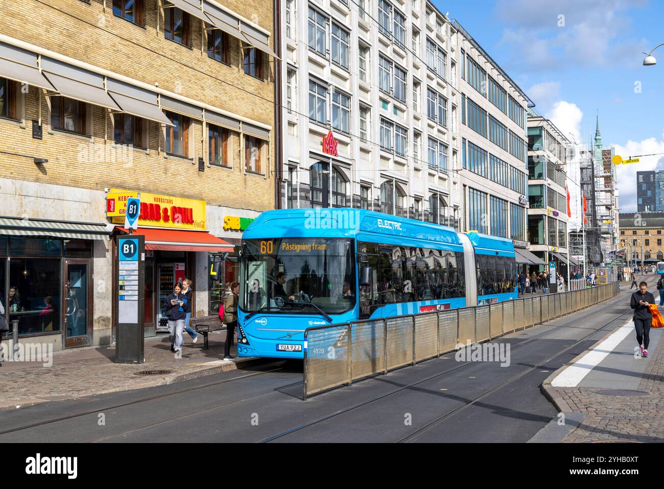 Centre-ville de Gothernburg, arrêts de bus branchés alimentés à l'électricité pour recueillir les passagers Banque D'Images