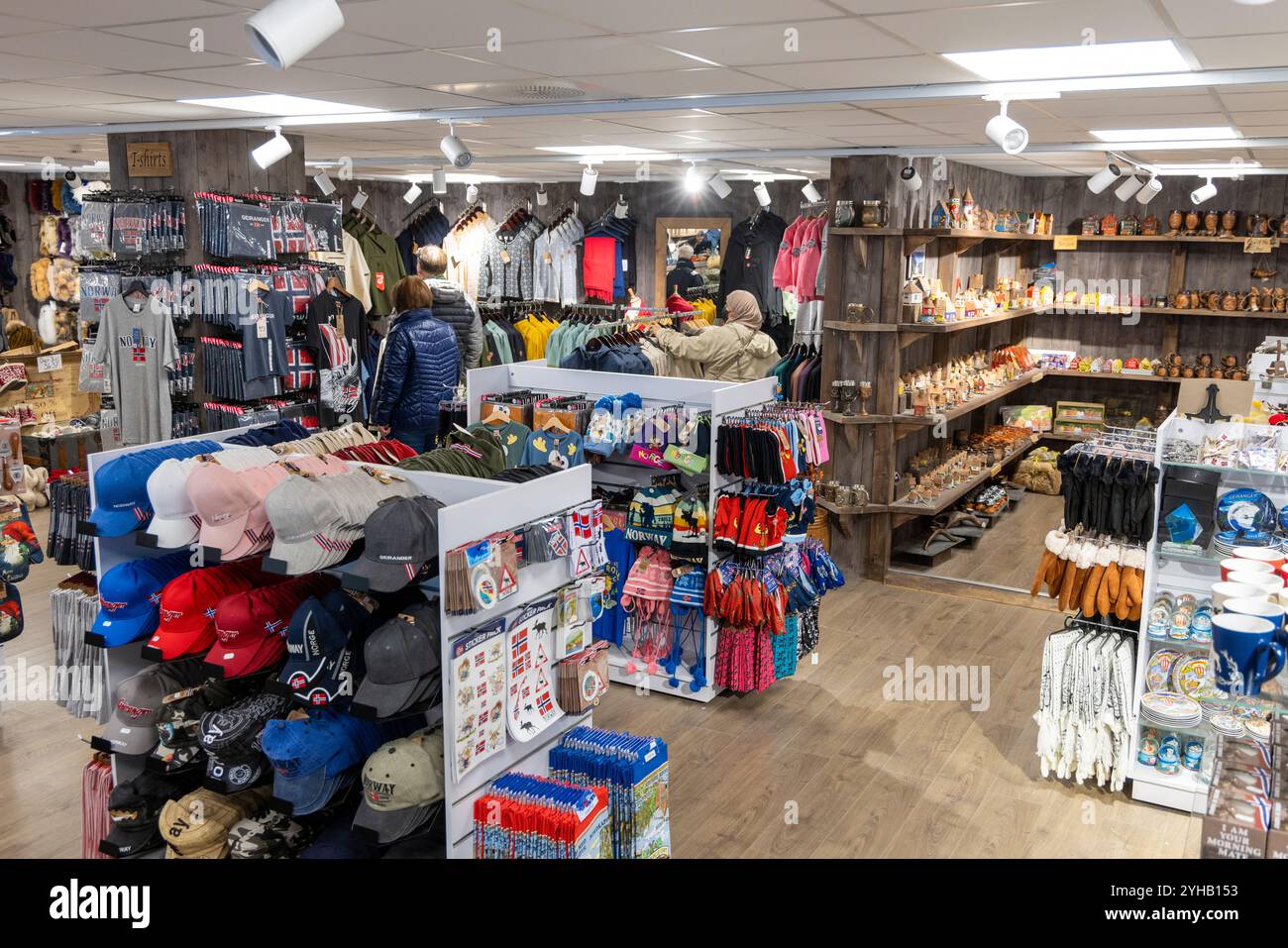 Souvenirs, cadeaux et vêtements d'hiver chauds cadeaux de Norvège dans un magasin de détail dans le village de Geiranger, Geirangerfjord, Norvège occidentale, Europe 2024 Banque D'Images