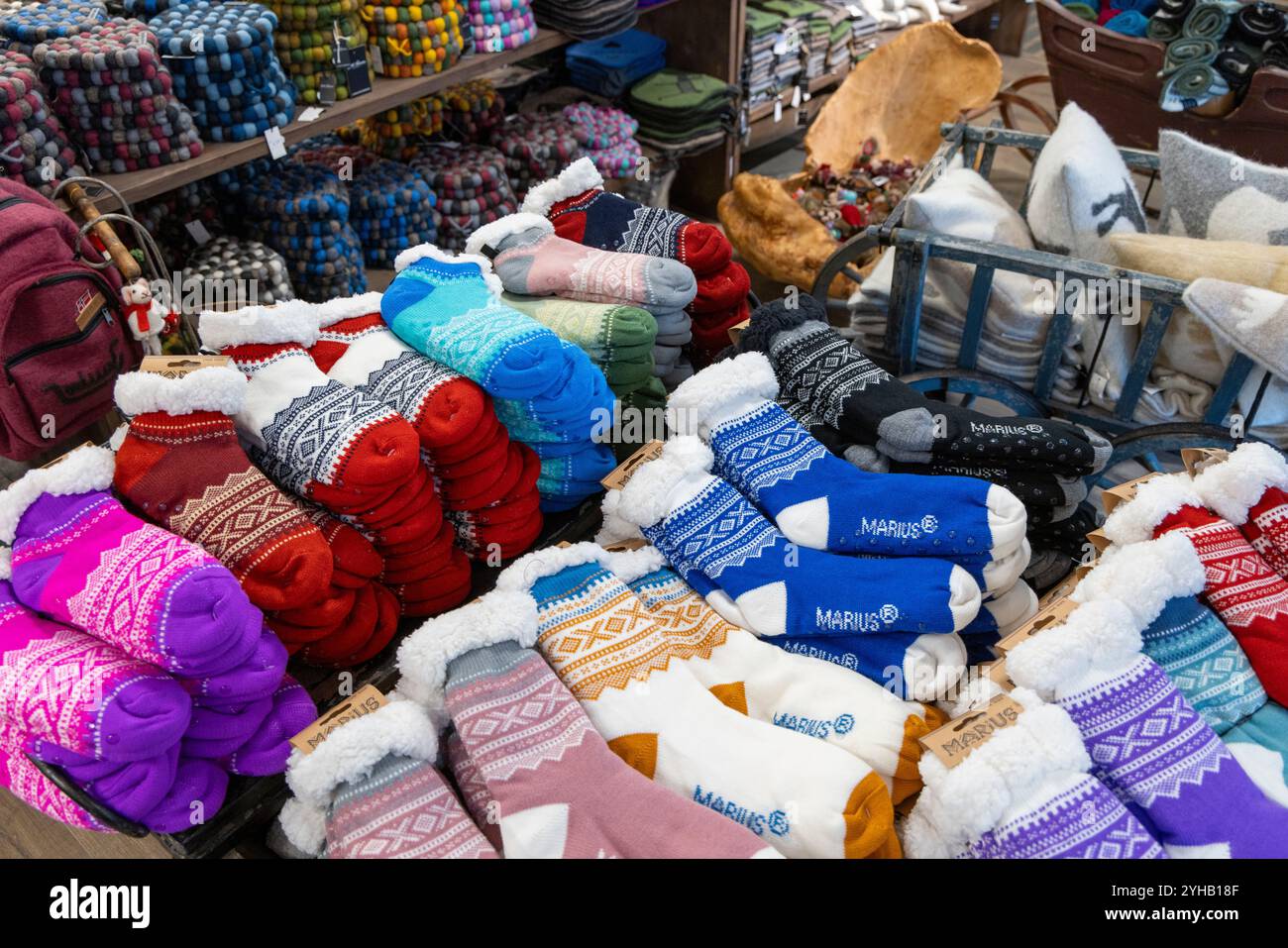 Souvenirs, cadeaux et vêtements d'hiver chauds cadeaux de Norvège dans un magasin de détail dans le village de Geiranger, Geirangerfjord, Norvège occidentale, Europe 2024 Banque D'Images