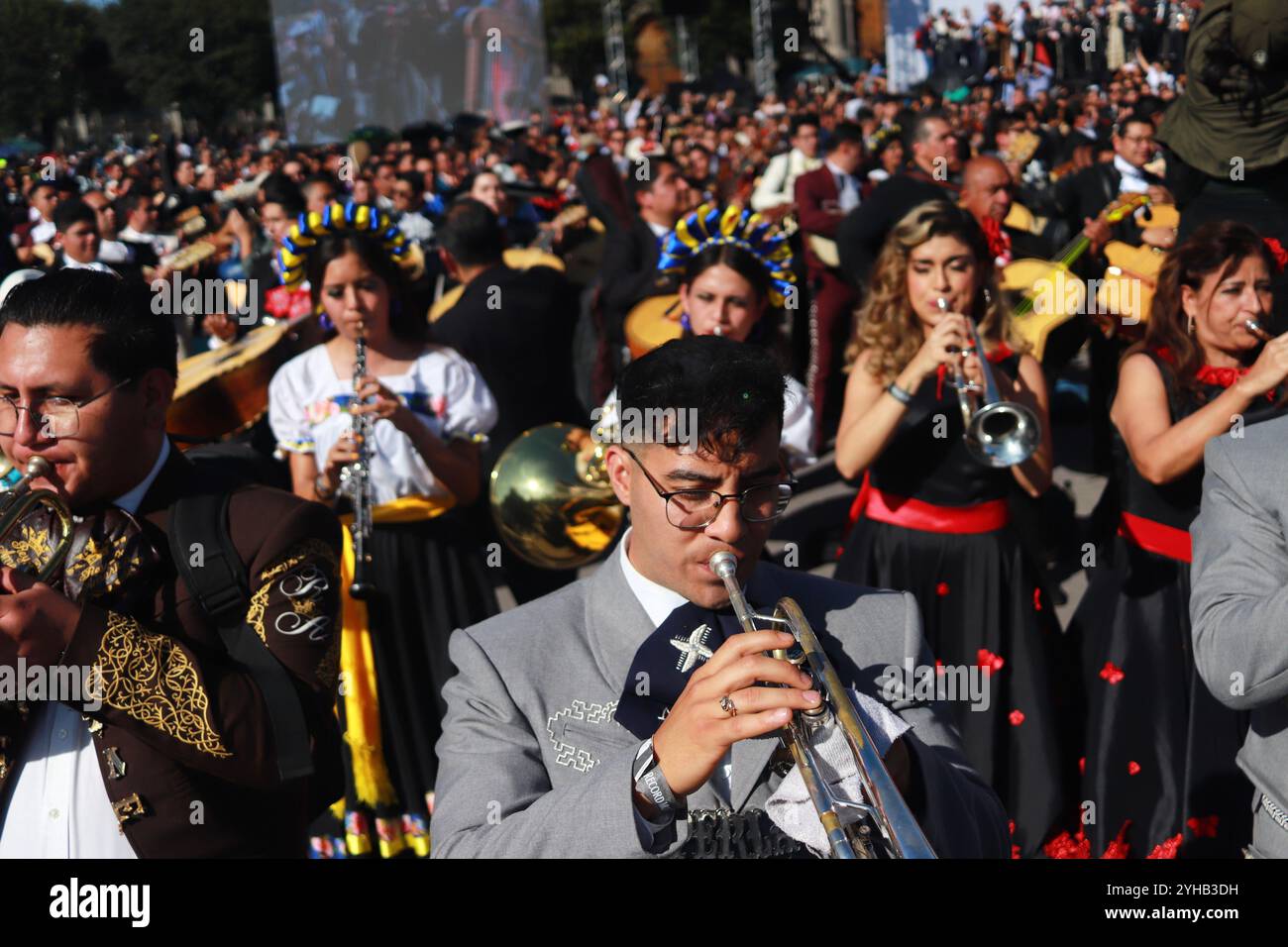 Mexico, Mexique. 10 novembre 2024. Une centaine de mariachis participent au record du monde de Mariachi dans le cadre de la clôture du premier Congrès mondial de Mariachi. 1 122 Mariachis bat le record du monde Guinness en interprétant la chanson mexicaine populaire « Cielito Lindo » en même temps sur la place principale Zocalo. Le 10 novembre 2024 à Mexico, Mexique. (Photo de Carlos Santiago/Eyepix Group/SIPA USA) crédit : SIPA USA/Alamy Live News Banque D'Images