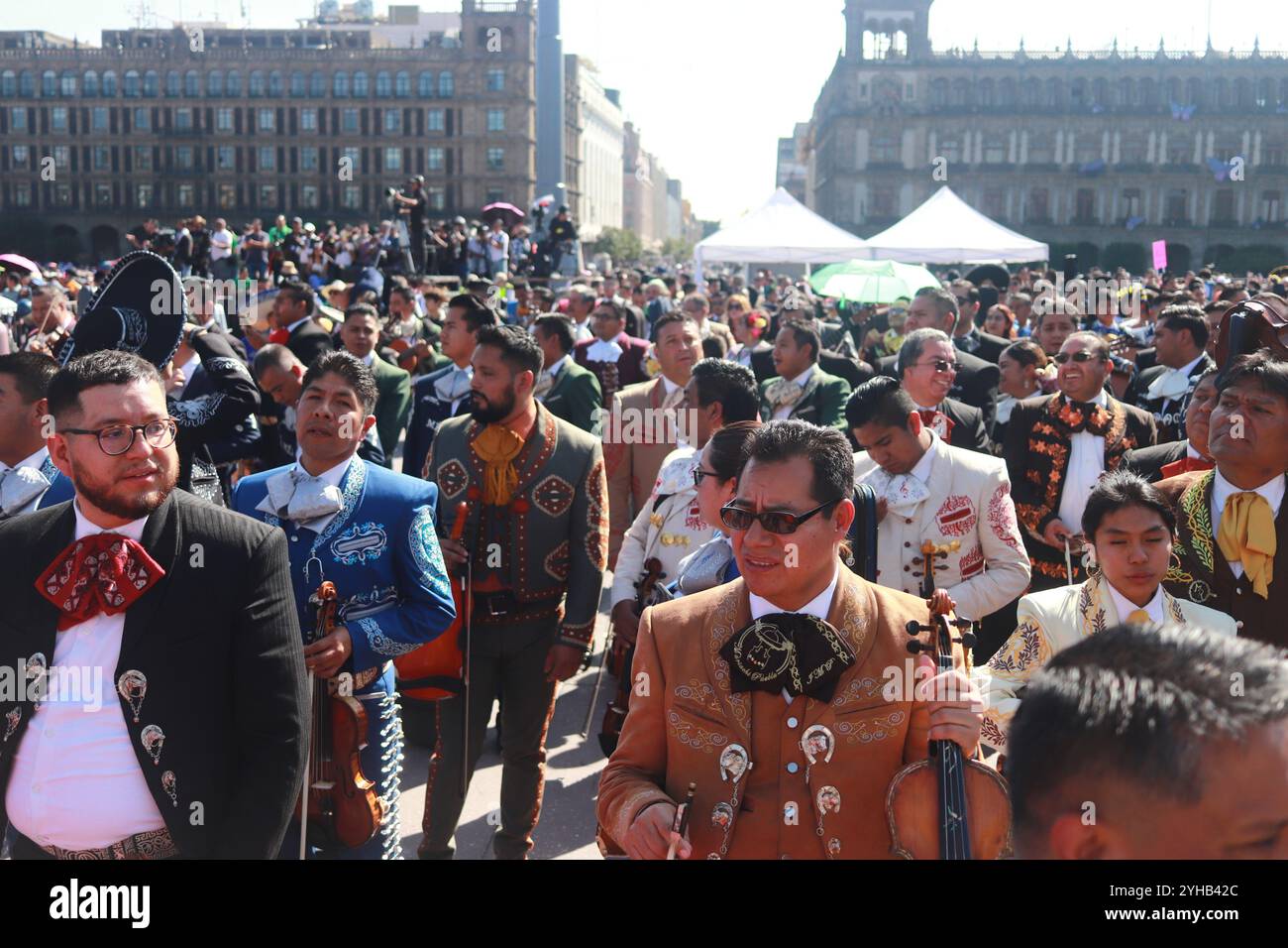 Mexico, Mexique. 10 novembre 2024. Une centaine de mariachis participent au record du monde de Mariachi dans le cadre de la clôture du premier Congrès mondial de Mariachi. 1 122 Mariachis bat le record du monde Guinness en interprétant la chanson mexicaine populaire « Cielito Lindo » en même temps sur la place principale Zocalo. Le 10 novembre 2024 à Mexico, Mexique. (Photo de Carlos Santiago/Eyepix Group/SIPA USA) crédit : SIPA USA/Alamy Live News Banque D'Images