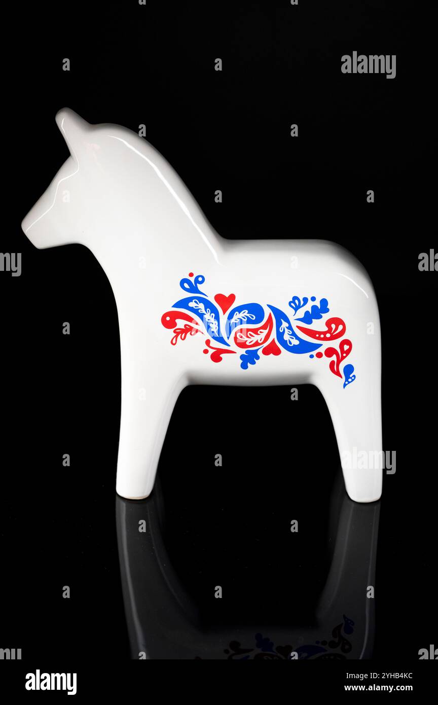 Nova Bana, Slovaquie - 8 novembre 2024 : White Ikea Vinterfest Swedish Dala Horse Ceramic Figurine isolée sur fond noir. Banque D'Images Nova Bana, Slovaquie - 8 novembre 2024 : White Ikea Vinterfest Swedish Dala Horse Ceramic Figurine isolée sur fond noir. Banque D'Images