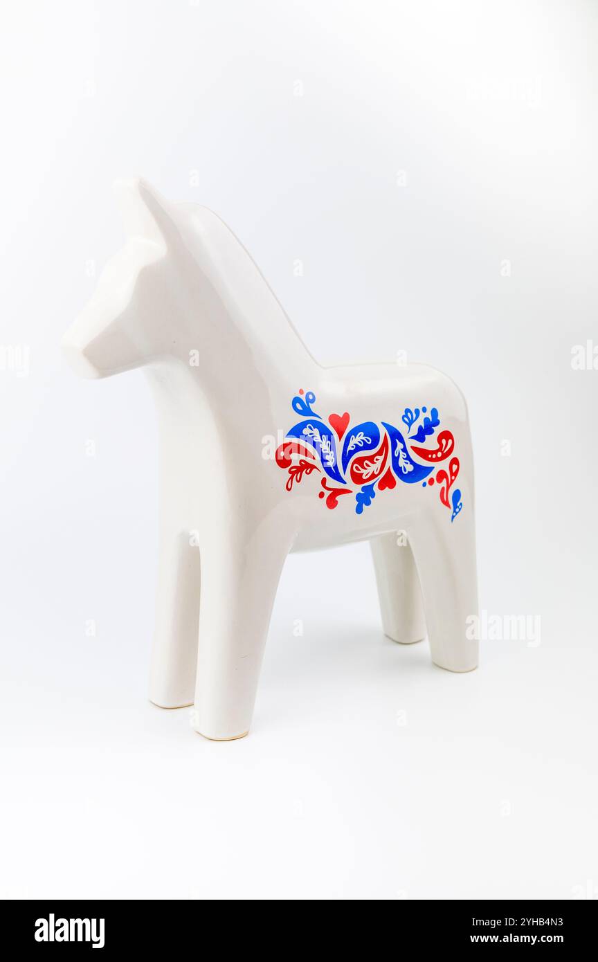 Nova Bana, Slovaquie - 8 novembre 2024 : White Ikea Vinterfest Swedish Dala Horse Ceramic Figurine isolée sur fond blanc. Banque D'Images Nova Bana, Slovaquie - 8 novembre 2024 : White Ikea Vinterfest Swedish Dala Horse Ceramic Figurine isolée sur fond blanc. Banque D'Images