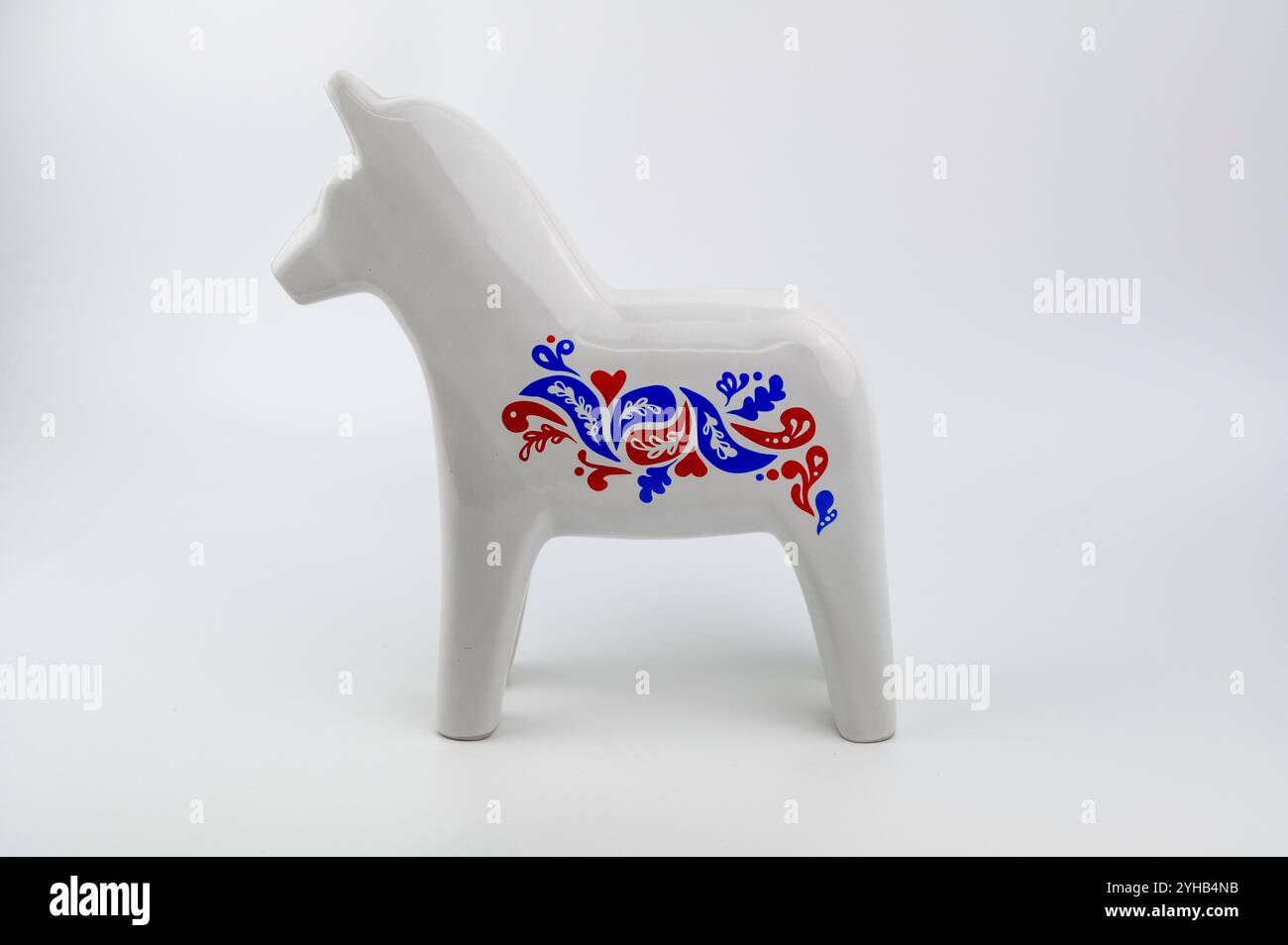 Nova Bana, Slovaquie - 8 novembre 2024 : White Ikea Vinterfest Swedish Dala Horse Ceramic Figurine isolée sur fond blanc. Banque D'Images