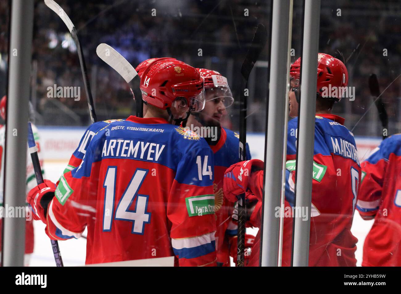 Saint-Pétersbourg, Russie. 10 novembre 2024. Sergey Artemyev (14 ans), et Oleg Maistrenko (R) équipe de hockey U20 Russie vus en action lors du match de hockey, future Cup entre Russie U20 et Biélorussie U20 au complexe sportif Jubilee. L'équipe nationale russe U20 a remporté la Coupe du futur. (Score final ; Russie U20 6:1 Biélorussie U20). Crédit : SOPA images Limited/Alamy Live News Banque D'Images