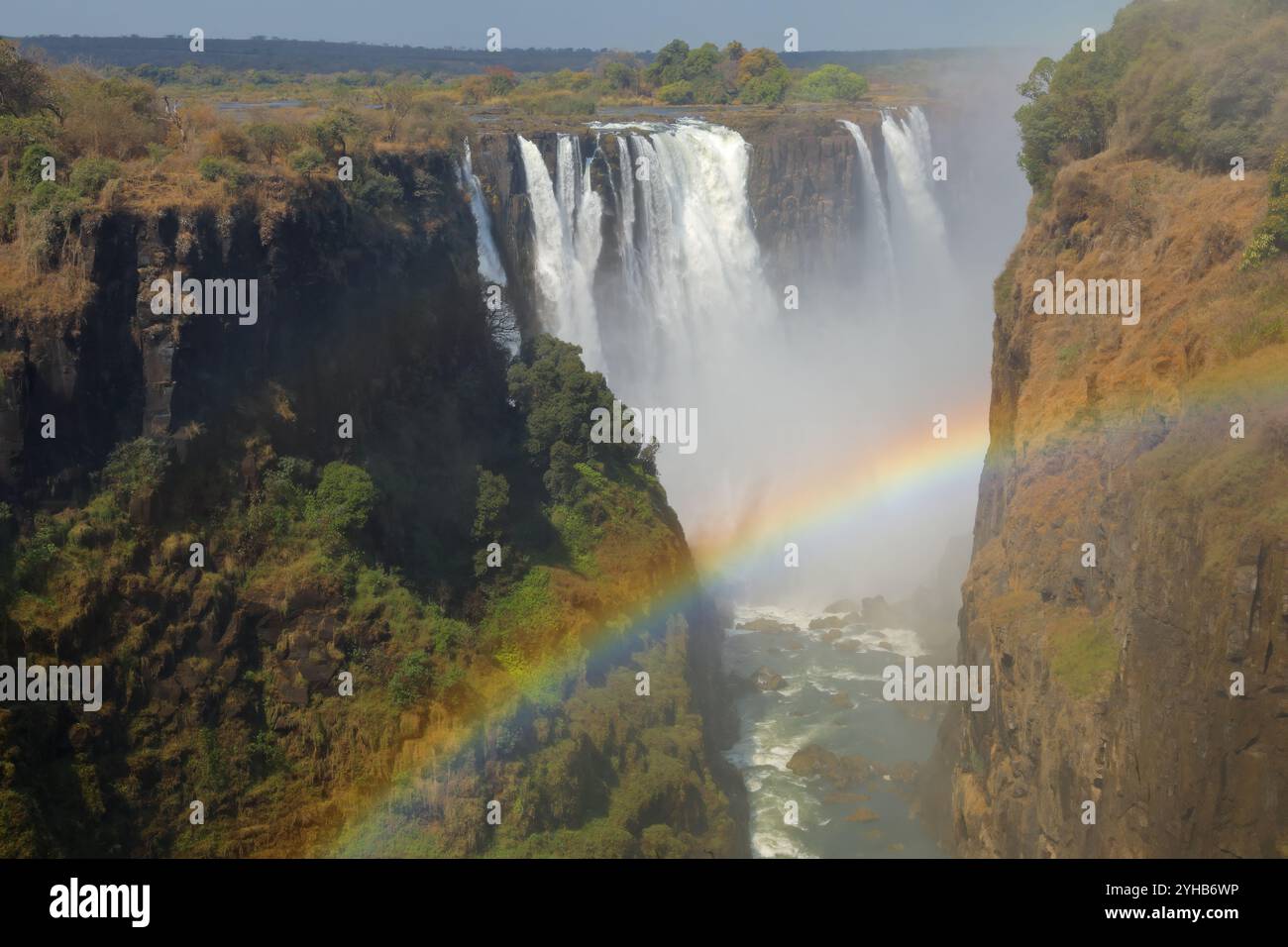 Vue panoramique de la célèbre cascade Victoria avec arc-en-ciel dans la rivière Zambèze, Zimbabwe Banque D'Images