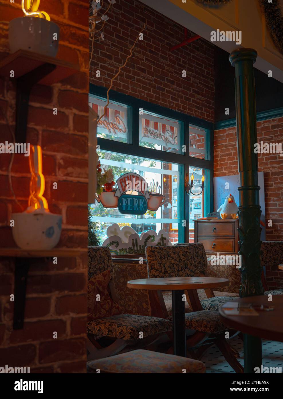 Réplique chaleureuse de Central Perk, le café emblématique de la série télévisée « Friends », avec un décor de style vintage, des sièges confortables et une signalisation familière Banque D'Images