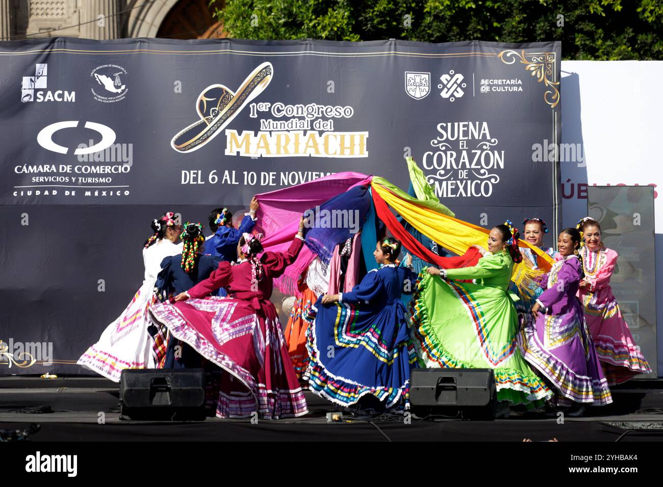 Une centaine de mariachis participent au record du monde de Mariachi dans le cadre de la clôture du premier Congrès mondial de Mariachi. 1 122 Mariachis bat le record du monde Guinness en interprétant la populaire chanson mexicaine 'Cielito Lindo'' en même temps sur la place principale Zocalo. Le 10 novembre 2024 à Mexico, Mexique. Banque D'Images