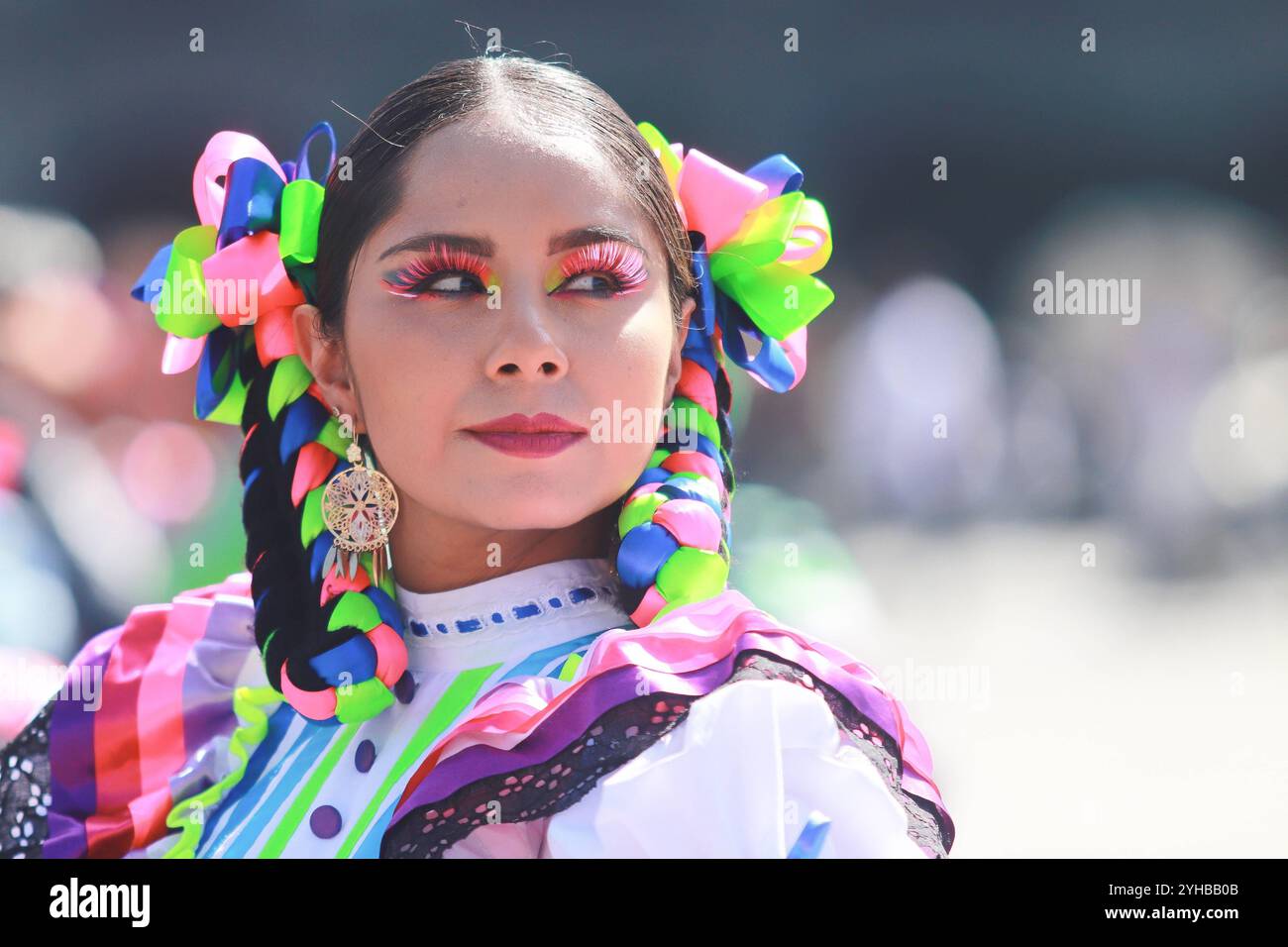 Nouveau record du monde Guinness pour Mariachis chantant Cielito Lindo cent mariachis participant au record du monde Mariachi dans le cadre de la clôture du premier Congrès mondial Mariachi. 1 122 Mariachis bat le record du monde Guinness en interprétant la populaire chanson mexicaine Cielito Lindo en même temps sur la place principale Zocalo. Le 10 novembre 2024 à Mexico, Mexique. Mexico CDMX Mexique Copyright : xCarlosxSantiagox Banque D'Images