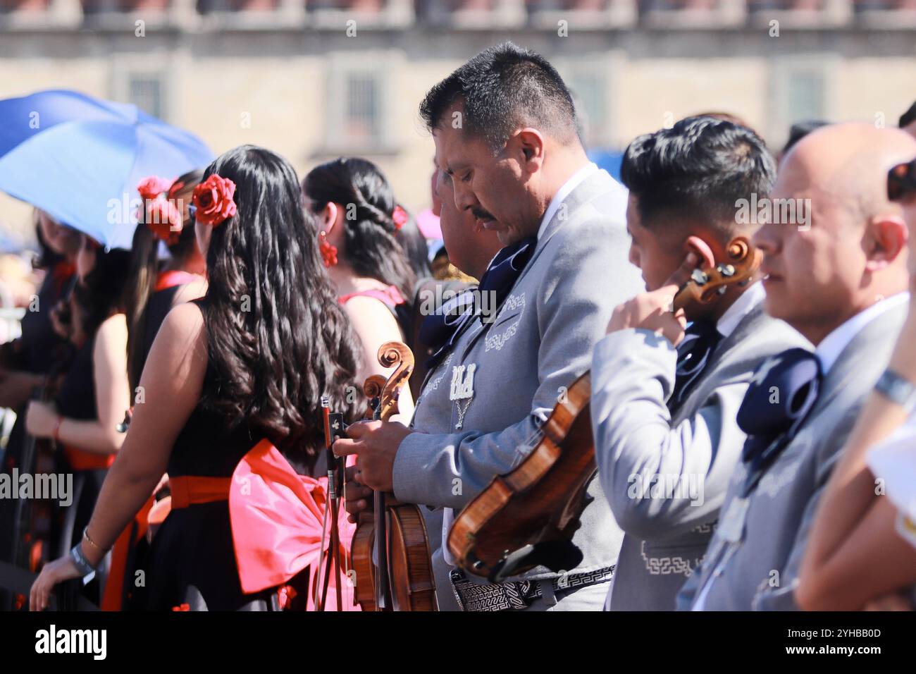 Nouveau record du monde Guinness pour Mariachis chantant Cielito Lindo cent mariachis participant au record du monde Mariachi dans le cadre de la clôture du premier Congrès mondial Mariachi. 1 122 Mariachis bat le record du monde Guinness en interprétant la populaire chanson mexicaine Cielito Lindo en même temps sur la place principale Zocalo. Le 10 novembre 2024 à Mexico, Mexique. Mexico CDMX Mexique Copyright : xCarlosxSantiagox Banque D'Images