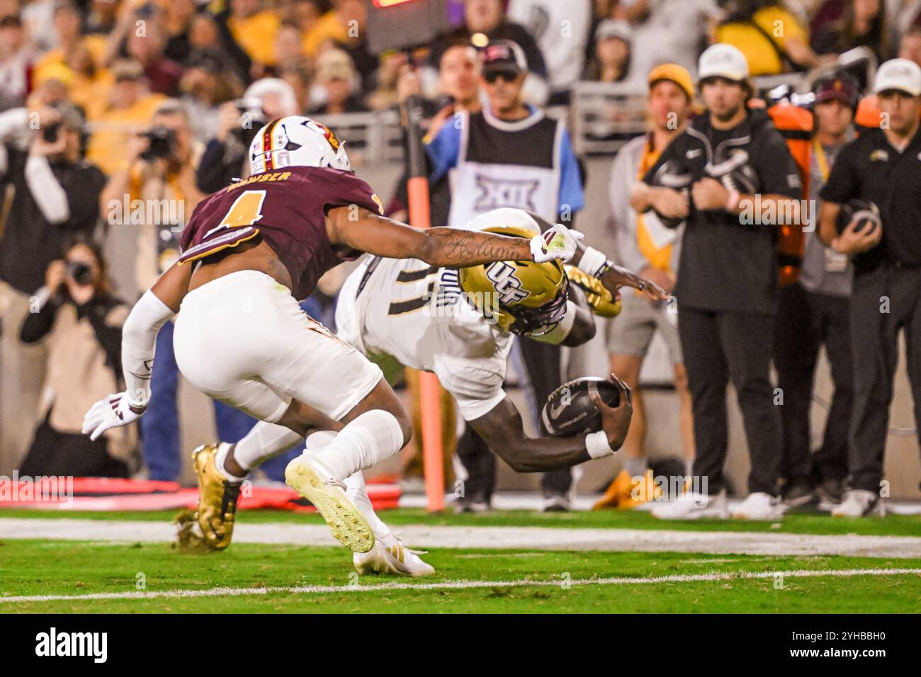 Jacurri Brown (11 ans), quarterback des Knights de l'UCF, plonge pour un touchdown dans le deuxième quart-temps d'un match de football de la NCAA contre les Sun Devils i de l'Arizona State Banque D'Images