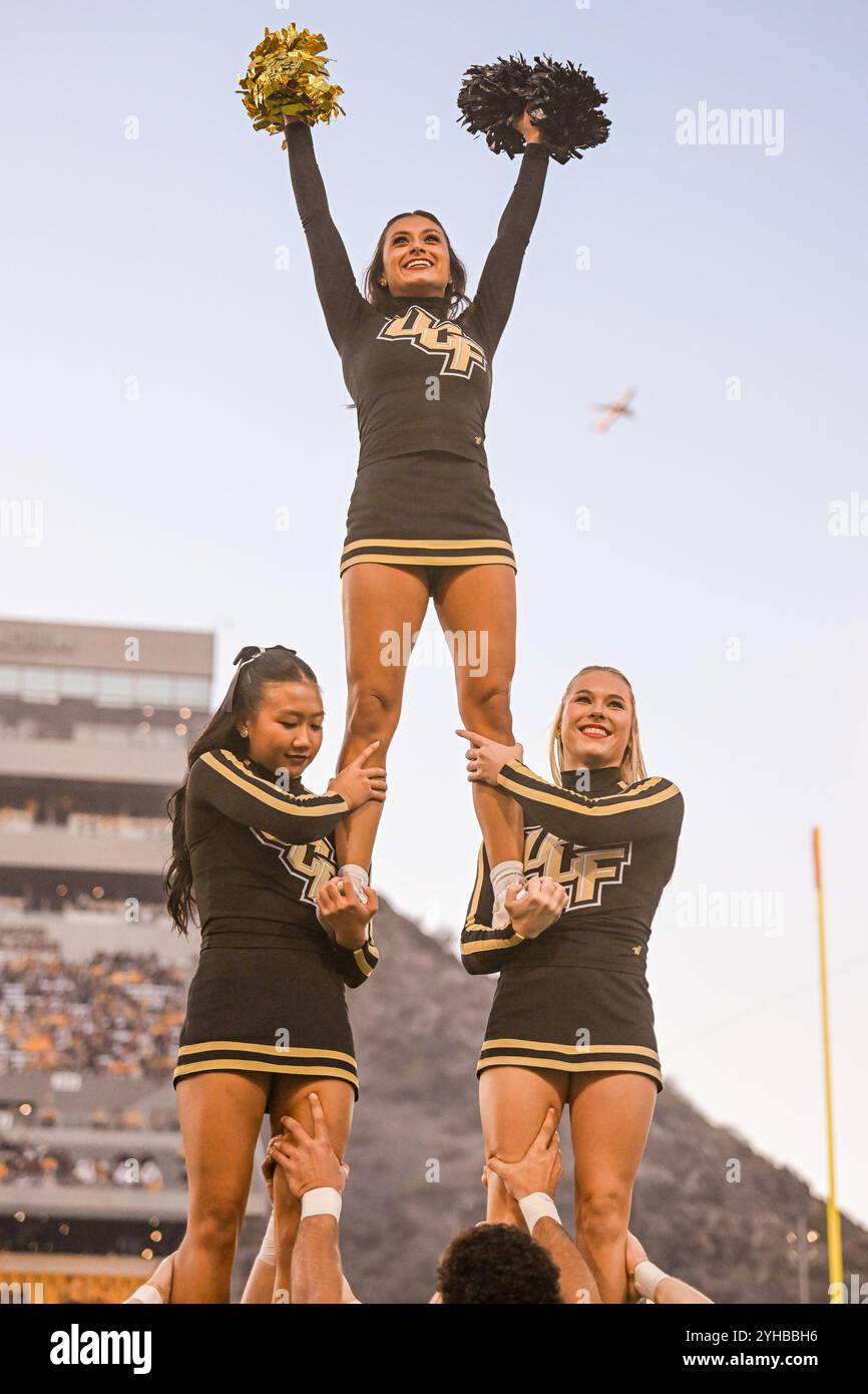 Les cheerleaders de l'UCF Knights célèbrent après un touchdown dans le premier quart-temps d'un match de football de la NCAA contre les Sun Devils de l'Arizona State à Tempe, Ariz Banque D'Images