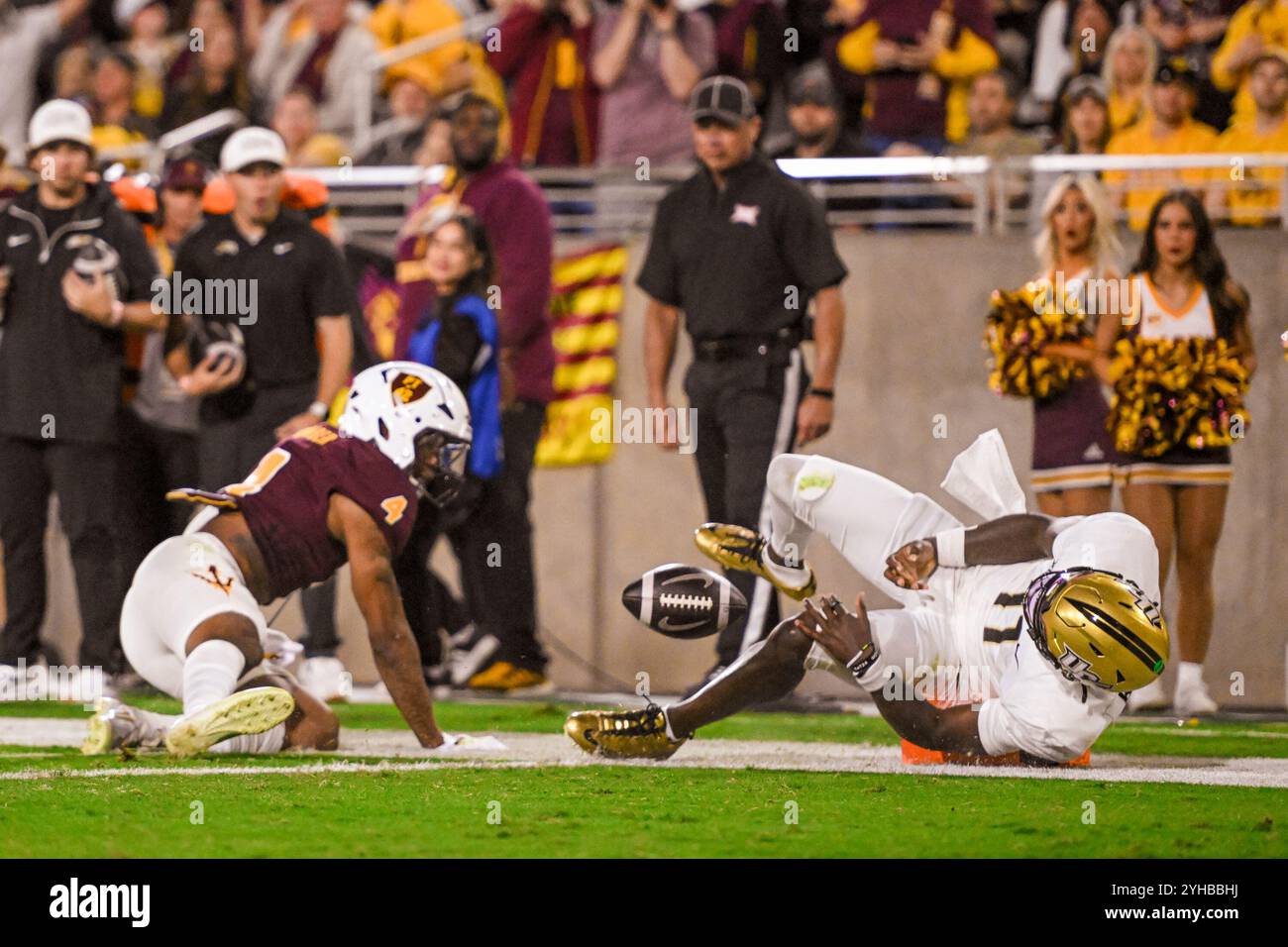 Jacurri Brown (11 ans), quarterback des Knights de l'UCF, plonge pour un touchdown dans le deuxième quart-temps d'un match de football de la NCAA contre les Sun Devils i de l'Arizona State Banque D'Images