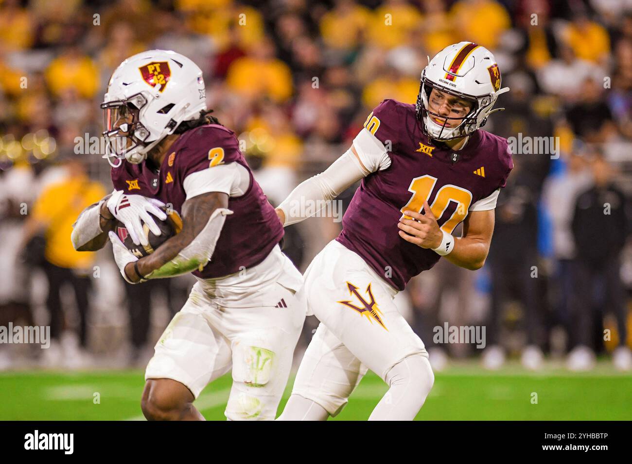 Le quarterback Sam Leavitt (10 ans) des Sun Devils de l'Arizona State passe à Kyson Brown (2 ans) dans le troisième quart-temps d'un match de football de la NCAA contre Banque D'Images