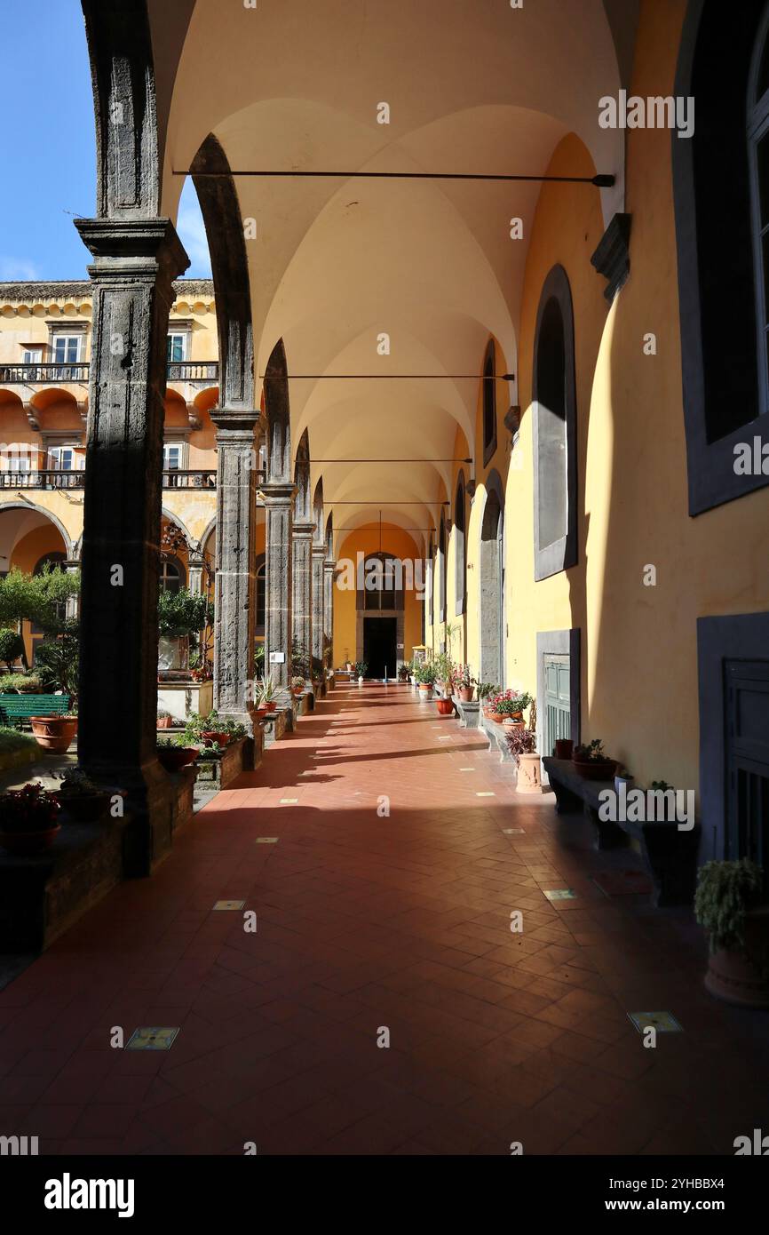 Naples - Porticato nord del Chiostro di San Gregorio Armeno Banque D'Images