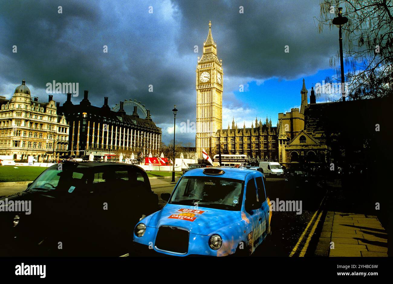 London taxis et Big Ben, Londres, Angleterre Banque D'Images