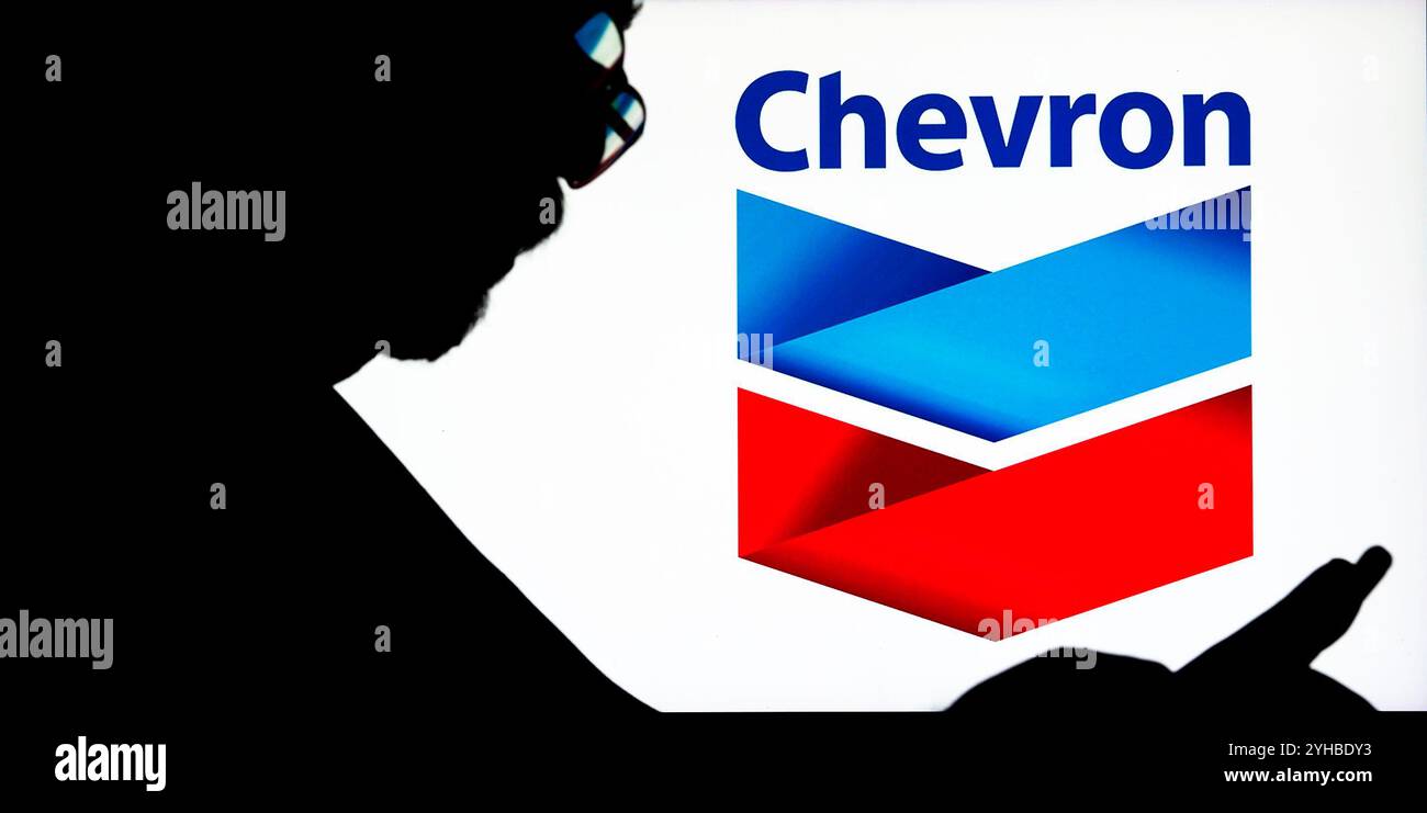 Allemagne. 10 novembre 2024. Dans cette illustration photo, un logo Chevron Corporation est affiché sur un moniteur. Crédit : SOPA images Limited/Alamy Live News Banque D'Images