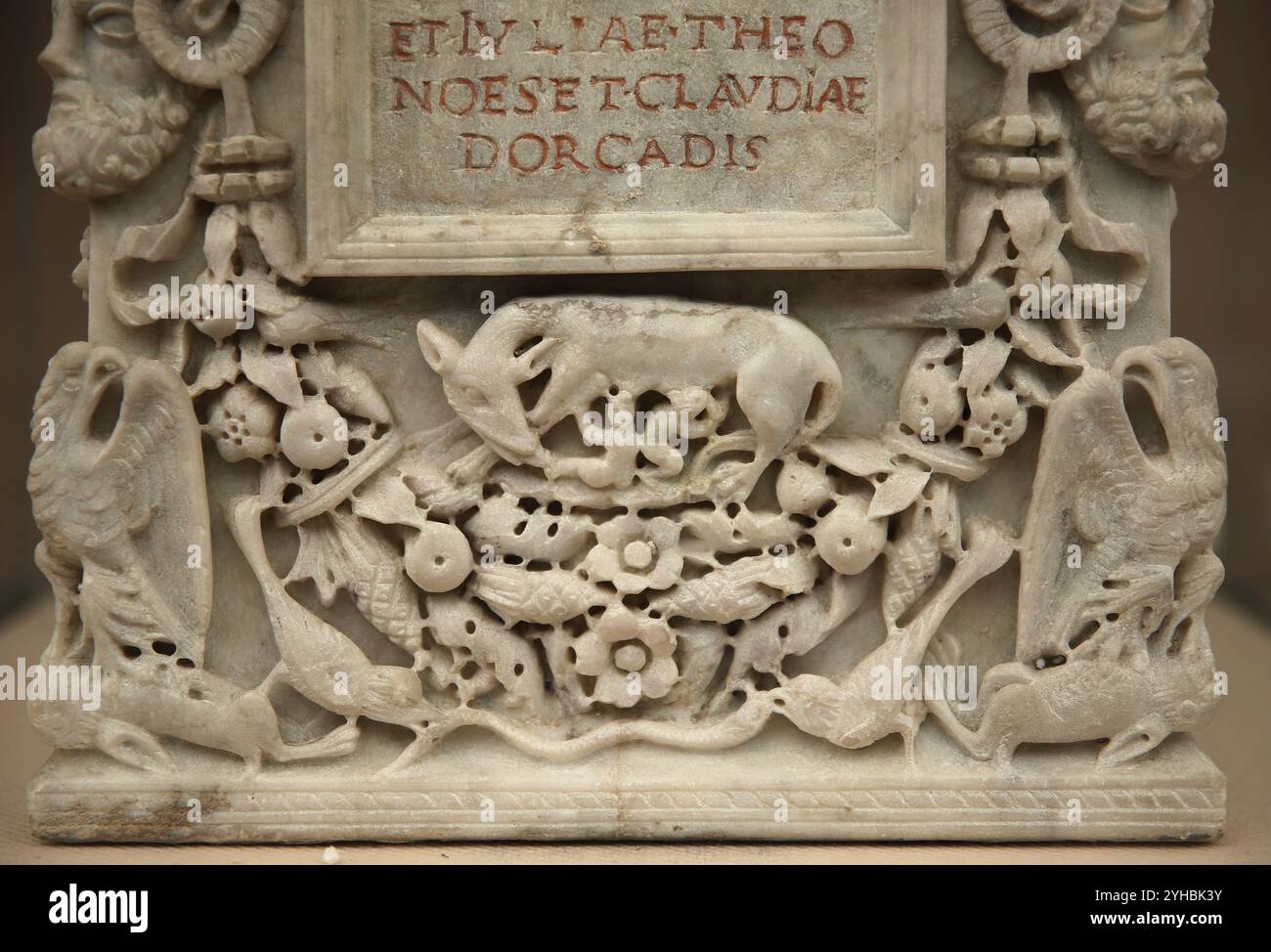 Urne romaine de Tibère Claudius Chryseuros, Iulia Theonoes et Claudia Dorcas. Décoré avec le Dieu Ammon, loup avec les jumeaux, aigles. Rome. 1ère-2ème ce Banque D'Images