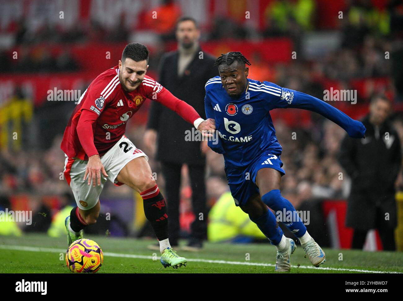 Manchester, Royaume-Uni. 10 novembre 2024. Diogo Dalot de Manchester United avec Abdul Fatawu de Leicester lors du match de premier League à Old Trafford, Manchester. Le crédit photo devrait se lire : Anna Gowthorpe/Sportimage crédit : Sportimage Ltd/Alamy Live News Banque D'Images