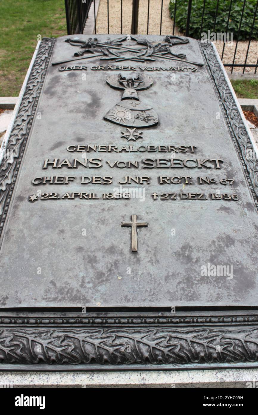 IST schon ein heftiger Unterschied zwischen einem normalen Soldatengrab im Dreck unter ein paar einnsamen Birken als dieser Prachtsarkophag auf dem Invalidenfriedhof...wer ist da der groeßere Held...jede sache Hat immer drei seiten - eine gute - eine schlechte und eine humorvolle.... Invalidenfriedhof Berlin Sarkophag Hans von Seeckt Generaloberst *** il y a une grande différence entre une tombe de soldats normale dans la terre sous quelques bouleaux solitaires et ce magnifique sarcophage au cimetière des Invalides - qui est le plus grand héros chaque chose a toujours trois côtés - un bon, un mauvais et un Banque D'Images