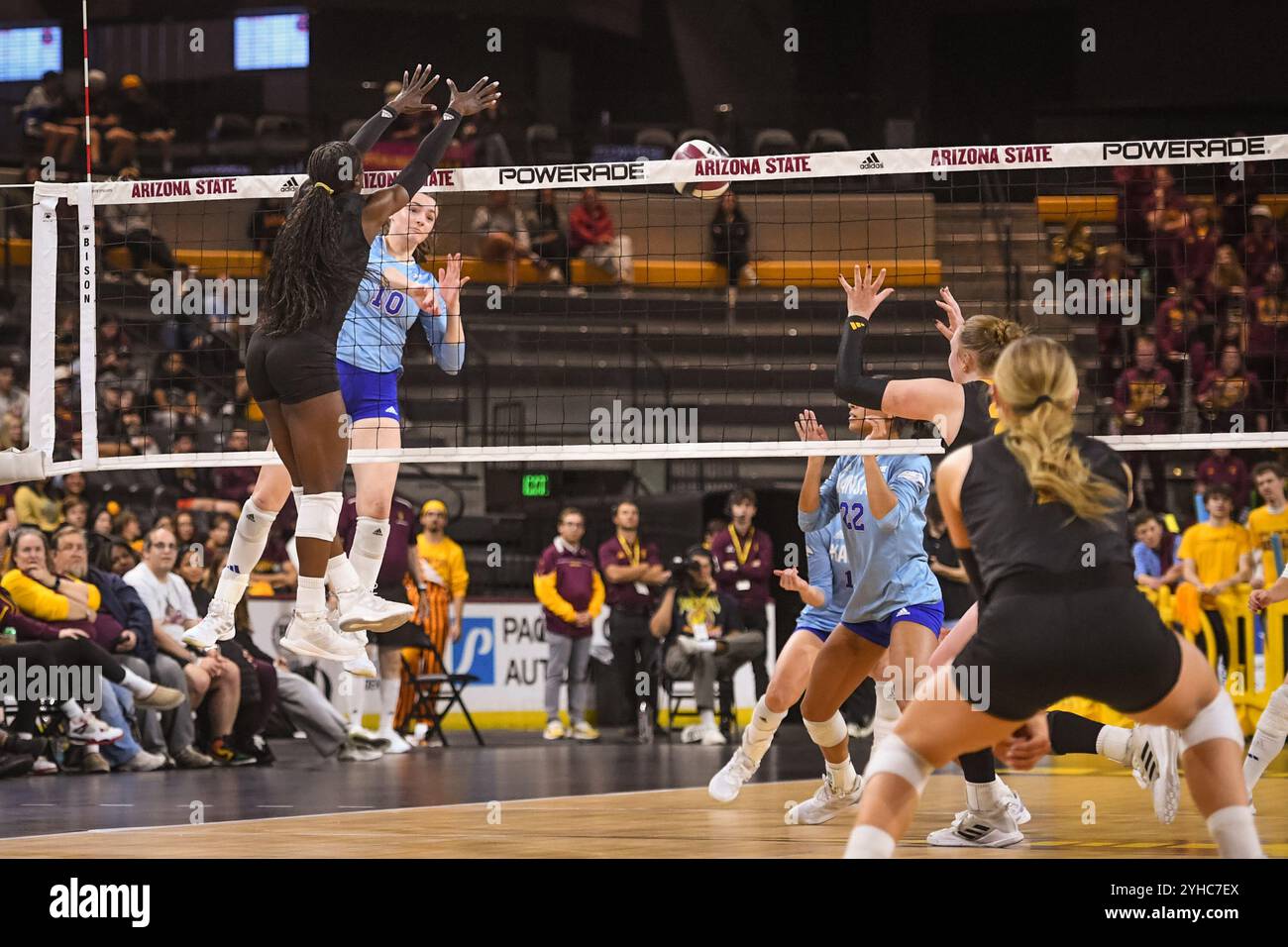 Le bloqueur moyen du Kansas Reese Ptacek (10) pointe le. Balle dans la troisième manche du match de volleyball de la NCAA contre les Sun Devils de l'Arizona State à Tempe, En Arizona Banque D'Images