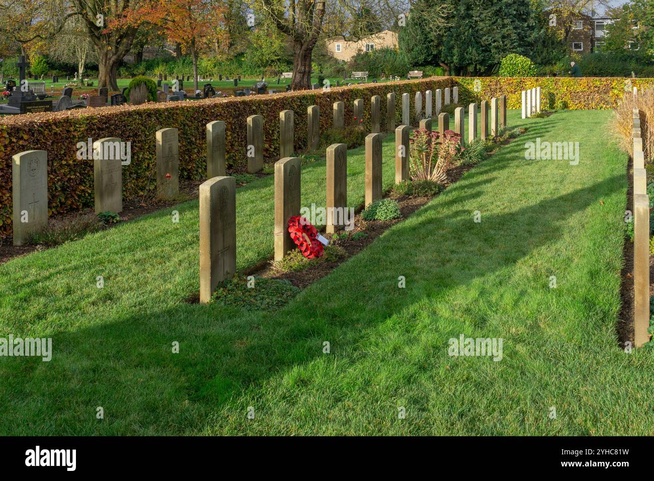 Rangées de tombes de la première Guerre mondiale, avec une couronne de coquelicots solitaire, cimetière de Towcester Road, Northampton, Royaume-Uni Banque D'Images